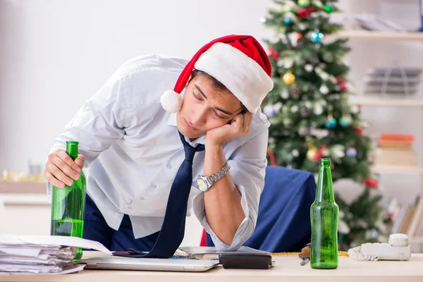 Jeune beau employé célébrant Noël sur le lieu de travail — Photo