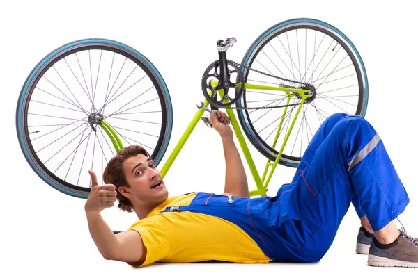 Homem reparando sua bicicleta isolada no fundo branco — Fotografia de Stock