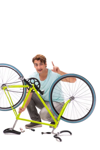 Muž opravy jeho kolo izolované na bílém pozadí — Stock fotografie