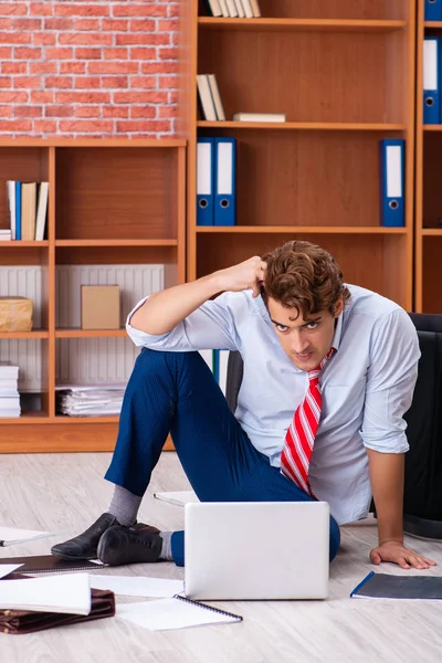 Empresário infeliz sentado no escritório — Fotografia de Stock