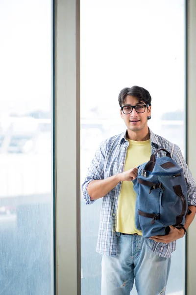 Jeune étudiant beau debout à la fenêtre — Photo