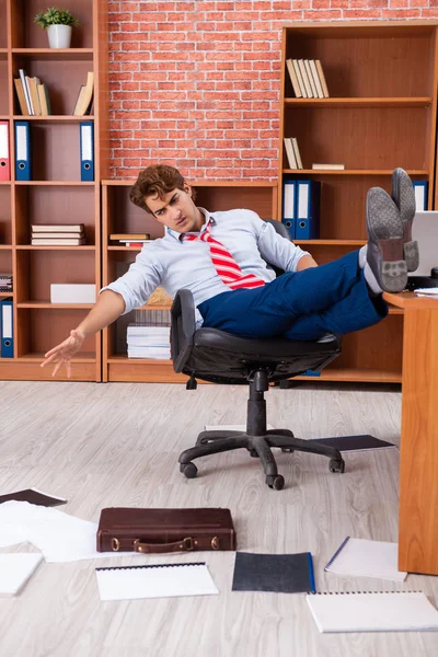 Uomo d'affari infelice seduto in ufficio — Foto Stock