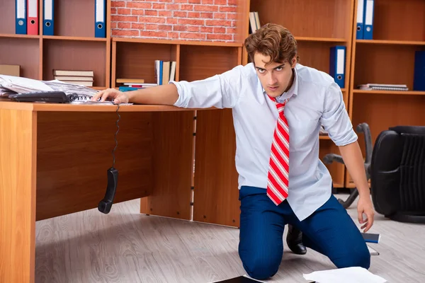 Ongelukkig zakenman zit in het kantoor — Stockfoto