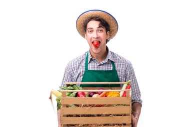 Beyaz arka planda taze ürünleri olan genç çiftçi.