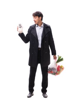 Alışveriş konseptinde sebzeleri olan genç yakışıklı bir adam. 