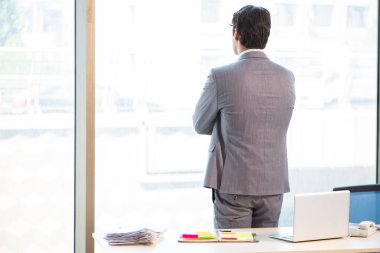 Ofiste çalışan başarılı genç bir işadamı. 