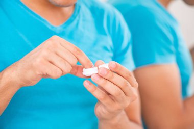 Evde kontak lensleri deneyen adam