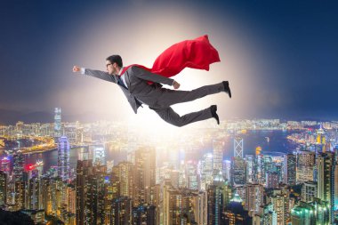 Süper kahraman iş adamı şehrin üzerinde uçuyor.