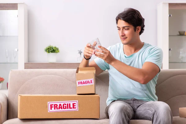 Homem abrindo frágil parcela encomendada a partir da internet — Fotografia de Stock