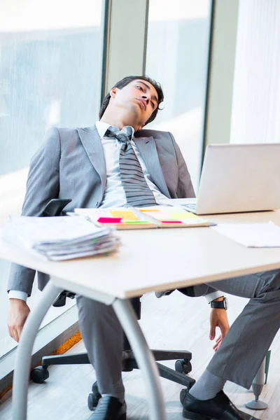 Jovem empresário de sucesso que trabalha no escritório — Fotografia de Stock