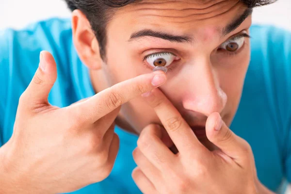 Man trying contact lenses at home — Stock Photo, Image