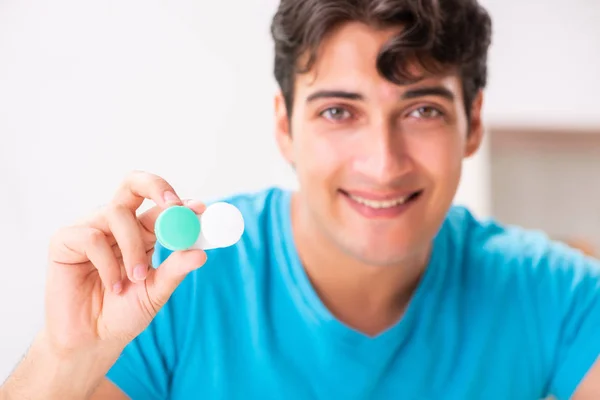 Hombre tratando de lentes de contacto en casa —  Fotos de Stock