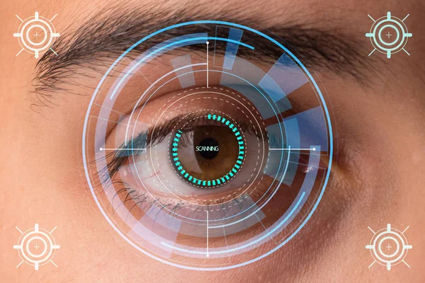 Concepto de sensor implantado en el ojo humano — Foto de Stock
