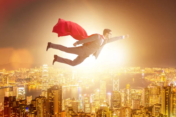 Superhrdina podnikatel létající nad městem — Stock fotografie