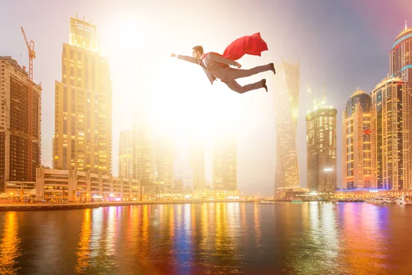 Biznesmen superbohater przelatujący nad miastem — Zdjęcie stockowe