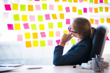 Çelişkili öncelikleri olan güzel bayan çalışan. 