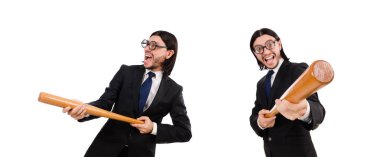 Beyaz izole yarasa tutarak siyah elbiseli genç zarif adam