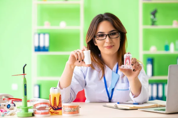 Donna dentista che lavora sull'impianto dei denti — Foto Stock