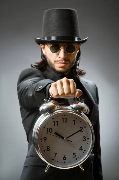 Concepto vintage con hombre con sombrero de copa negro — Foto de Stock