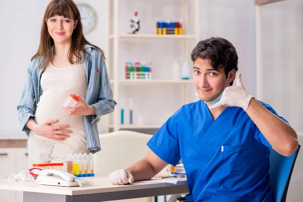Terhes nő, aki orvoshoz megy ellenőrzésre — Stock Fotó