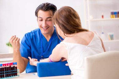 Kan testi örnekleme işlemi sırasında genç bir hasta.  