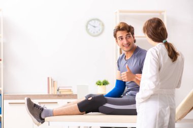 Genç erkek hasta, kadın doktor travmatoloğu ziyaret ediyor. 