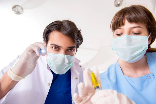 Concetto di trattamento di denti a dentisti — Foto Stock