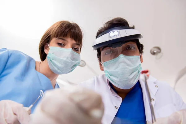 Concepto de tratar los dientes en dentistas — Foto de Stock