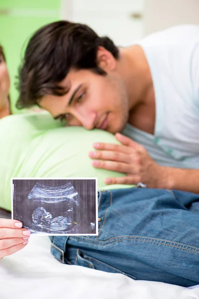 Familia joven averiguando sobre el embarazo —  Fotos de Stock