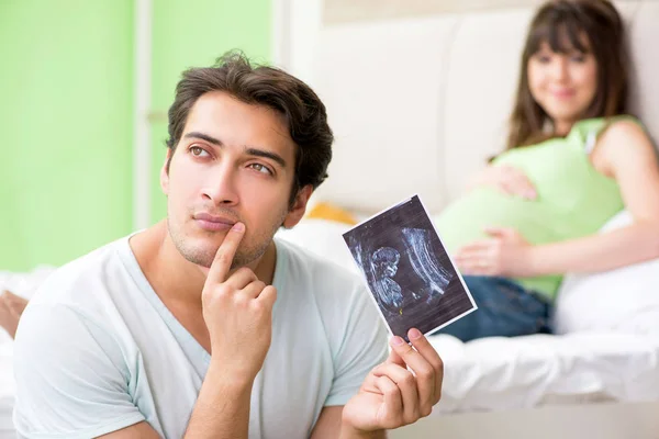 Jonge familie te weten komen over zwangerschap — Stockfoto