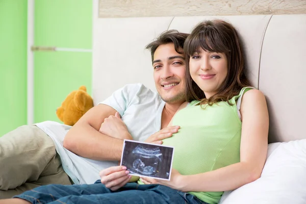 Junge Familie erfährt von Schwangerschaft Stockbild