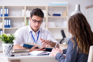 Satış yardımcısı müşteriyle işlemi tartışıyor