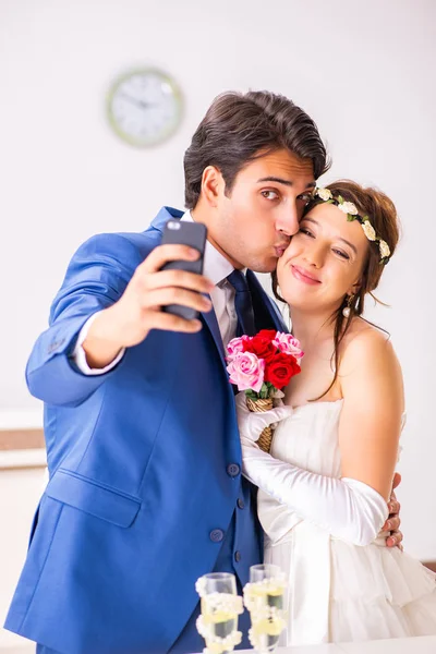 Cerimonia di matrimonio con moglie e marito — Foto Stock