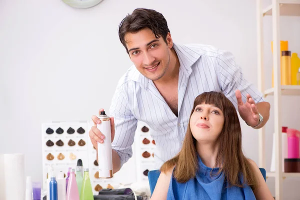 Młoda kobieta odwiedza młodego przystojnego fryzjera — Zdjęcie stockowe