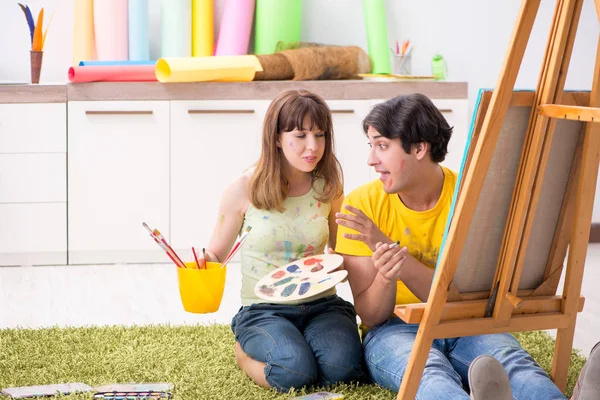 Jovem casal curtindo pintura em casa — Fotografia de Stock