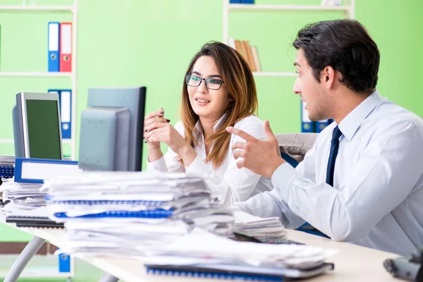 Two colleagues working in the office — Stock Photo, Image