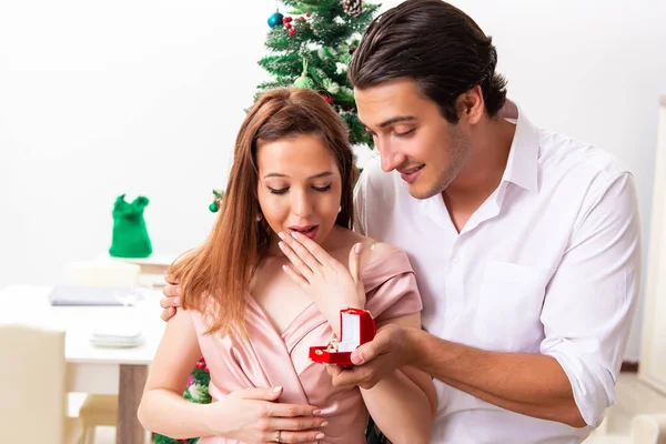 Man making marriage proposal at christmas day — Stock Photo, Image