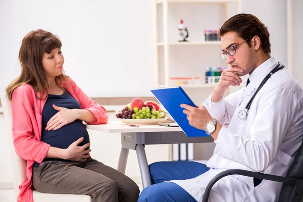 Zwangere vrouw op bezoek arts bespreken gezonde voeding — Stockfoto