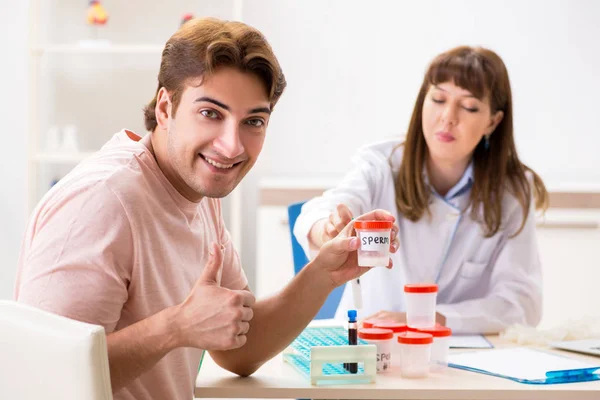 Mannelijke sperma donor bezoek kliniek — Stockfoto