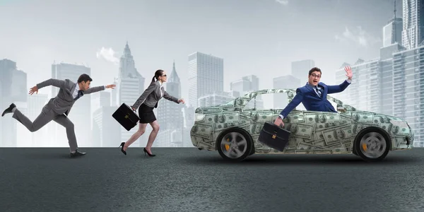 Бизнесмен в бизнес-концепции с долларовым автомобилем — стоковое фото