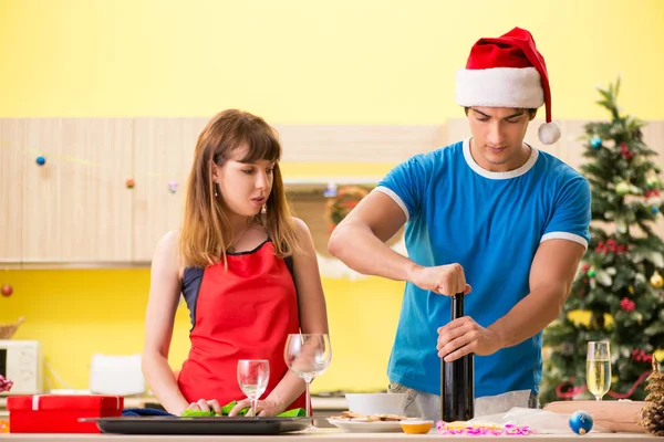 Νεαρό ζευγάρι γιορτάζει τα Χριστούγεννα στην κουζίνα — Φωτογραφία Αρχείου