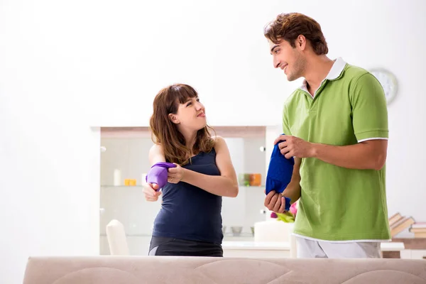 Mann und Frau diskutieren über Ellbogengurt — Stockfoto