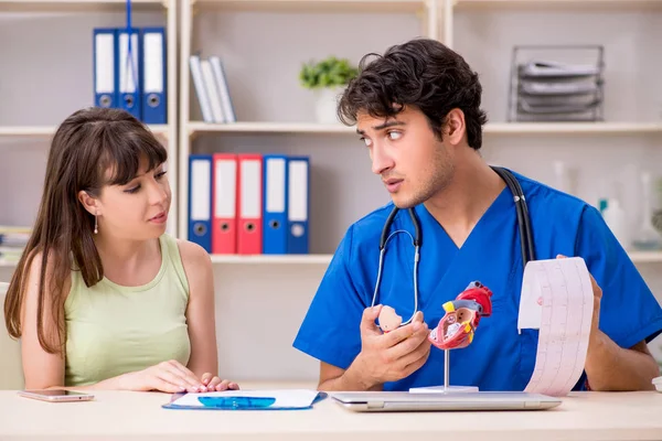 Ung patient besöker läkare kardiolog — Stockfoto