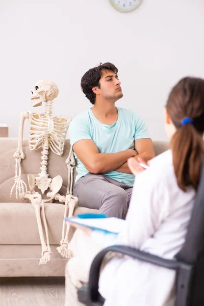 Paciente joven que visita a psicólogo para terapia —  Fotos de Stock