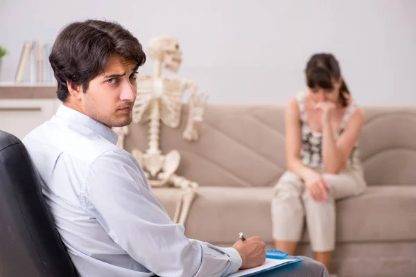 Jovem paciente psicólogo visitante para terapia — Fotografia de Stock