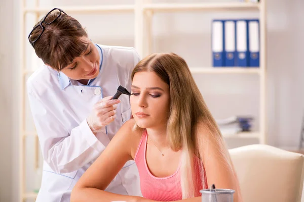 Mujer joven visitando a doctora otorrinolaringóloga —  Fotos de Stock