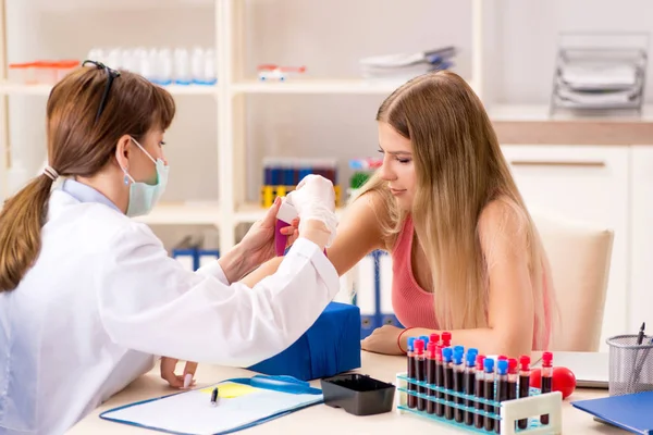 Giovane Bella Donna Durante Procedura Campionamento Degli Esami Del Sangue — Foto Stock