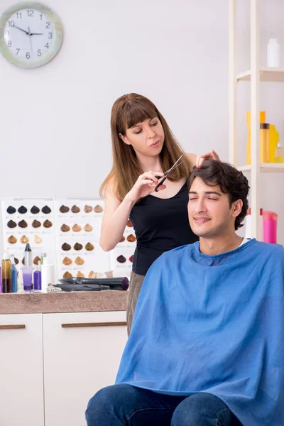 Jovens atraem homem visitando barbeiro feminino — Fotografia de Stock