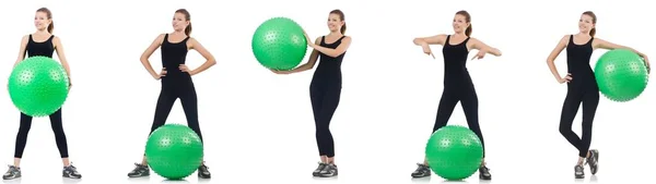 Jonge vrouw doet oefeningen met fitball — Stockfoto
