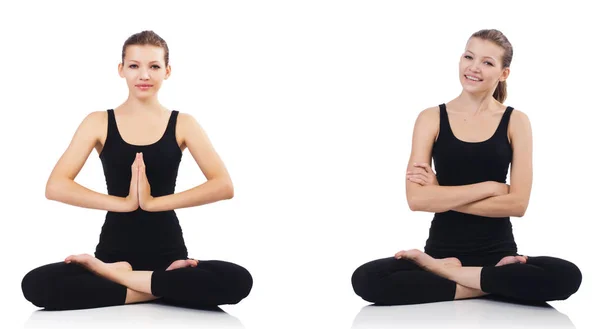 Jeune femme assise jambes croisées et faisant du yoga — Photo